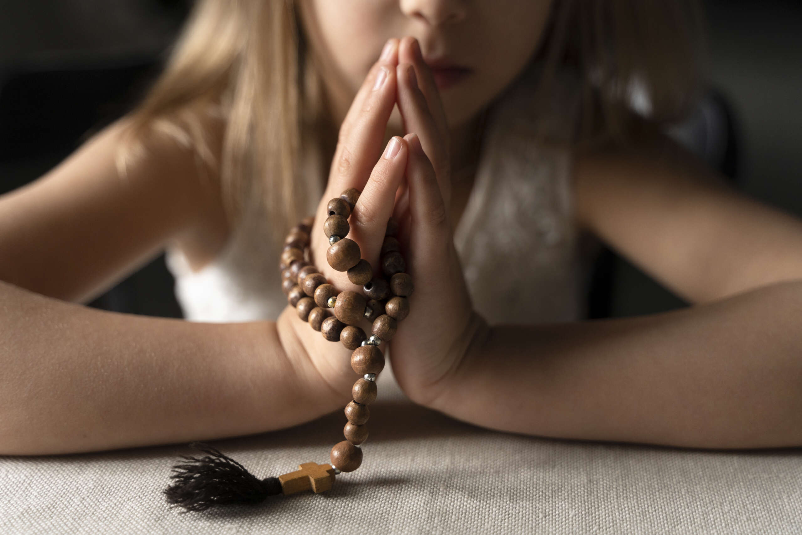 close-up-girl-praying-with-crucifix