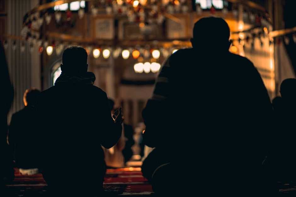  Family praying together to strengthen faith and spiritual connection