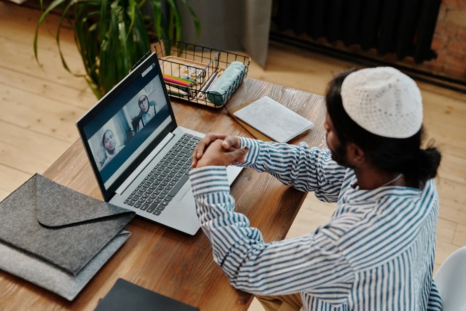 Interfaith and single-faith digital platforms supporting prayer, devotion, and spiritual community engagement